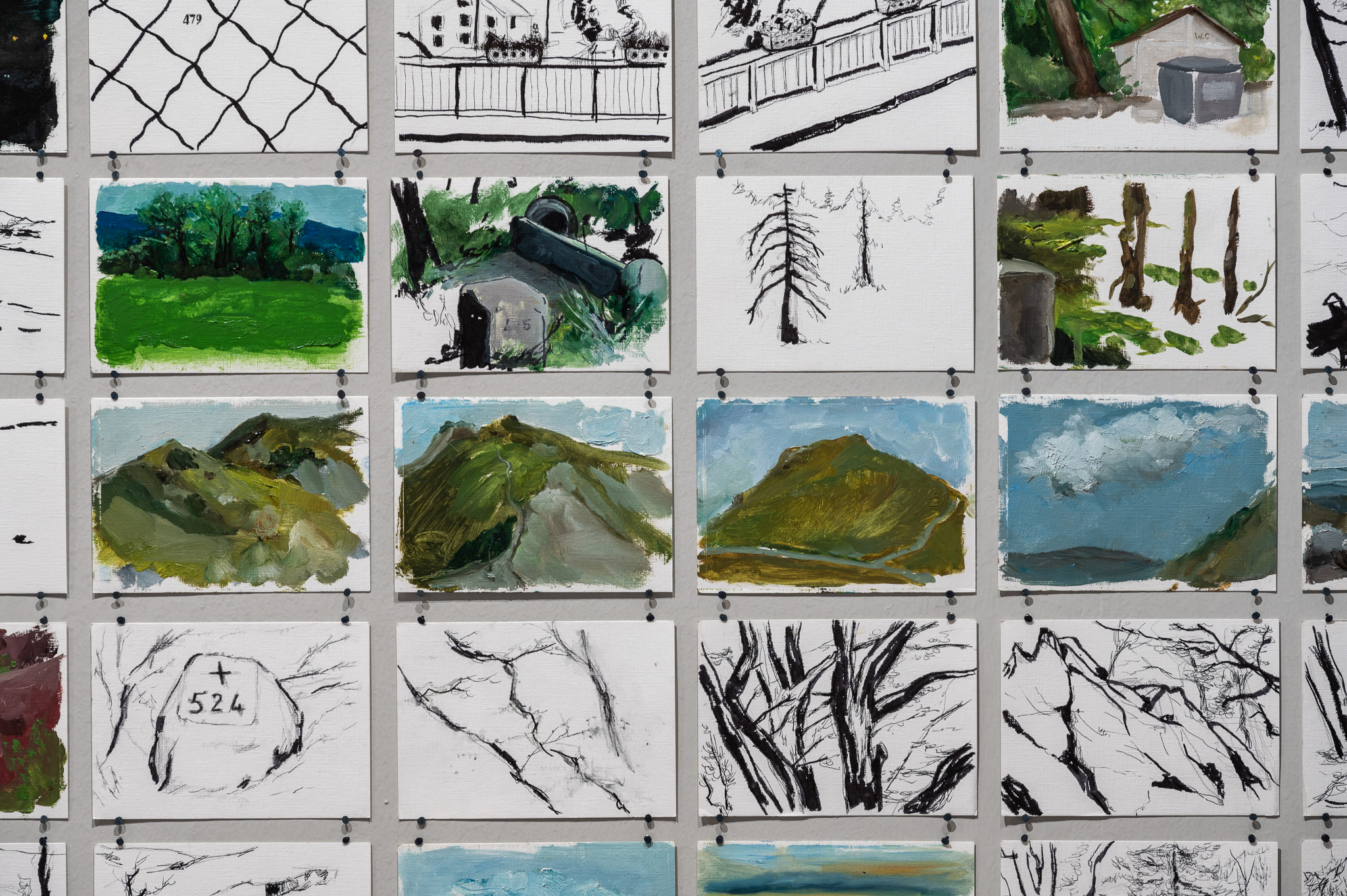 300 km, 25 días, 198 mugas, 212 obras. Un altre fi. LA RESTA, El Born CCM, Barcelona, 2022. Vista de instalación de las 198 piezas correspondientes a las 198 mugas oficiales. Fotos: Pep Herrero