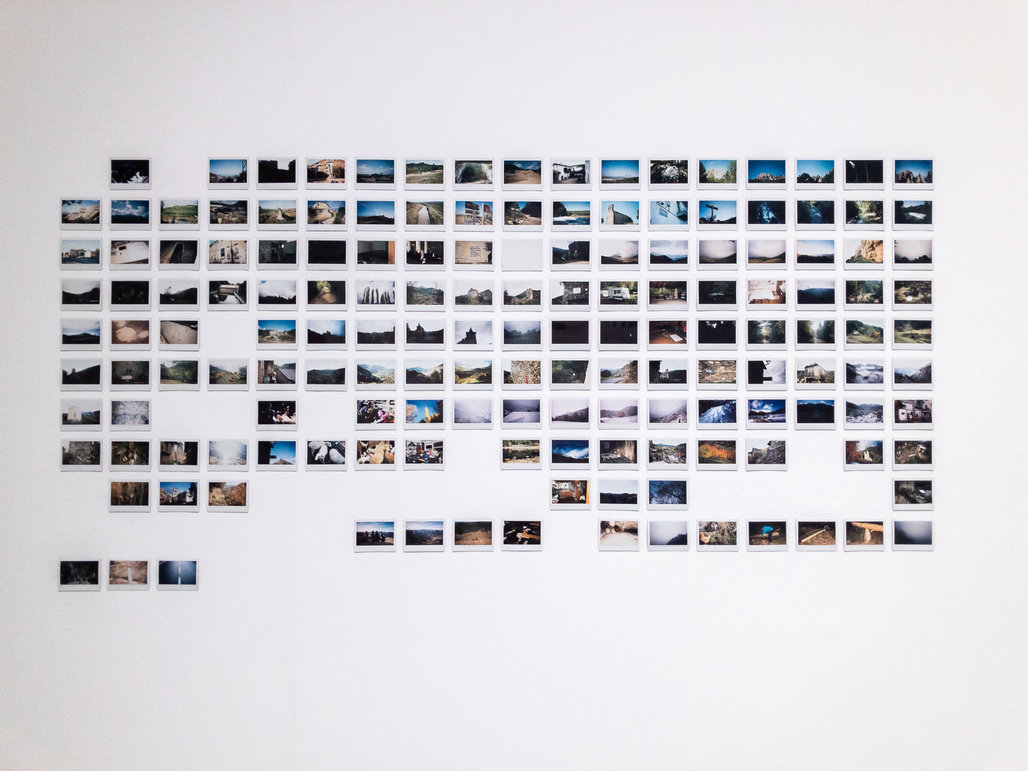 Territorio, 2018, 156 fotografías instantáneas (Fujifilm), 82x205,5 cm